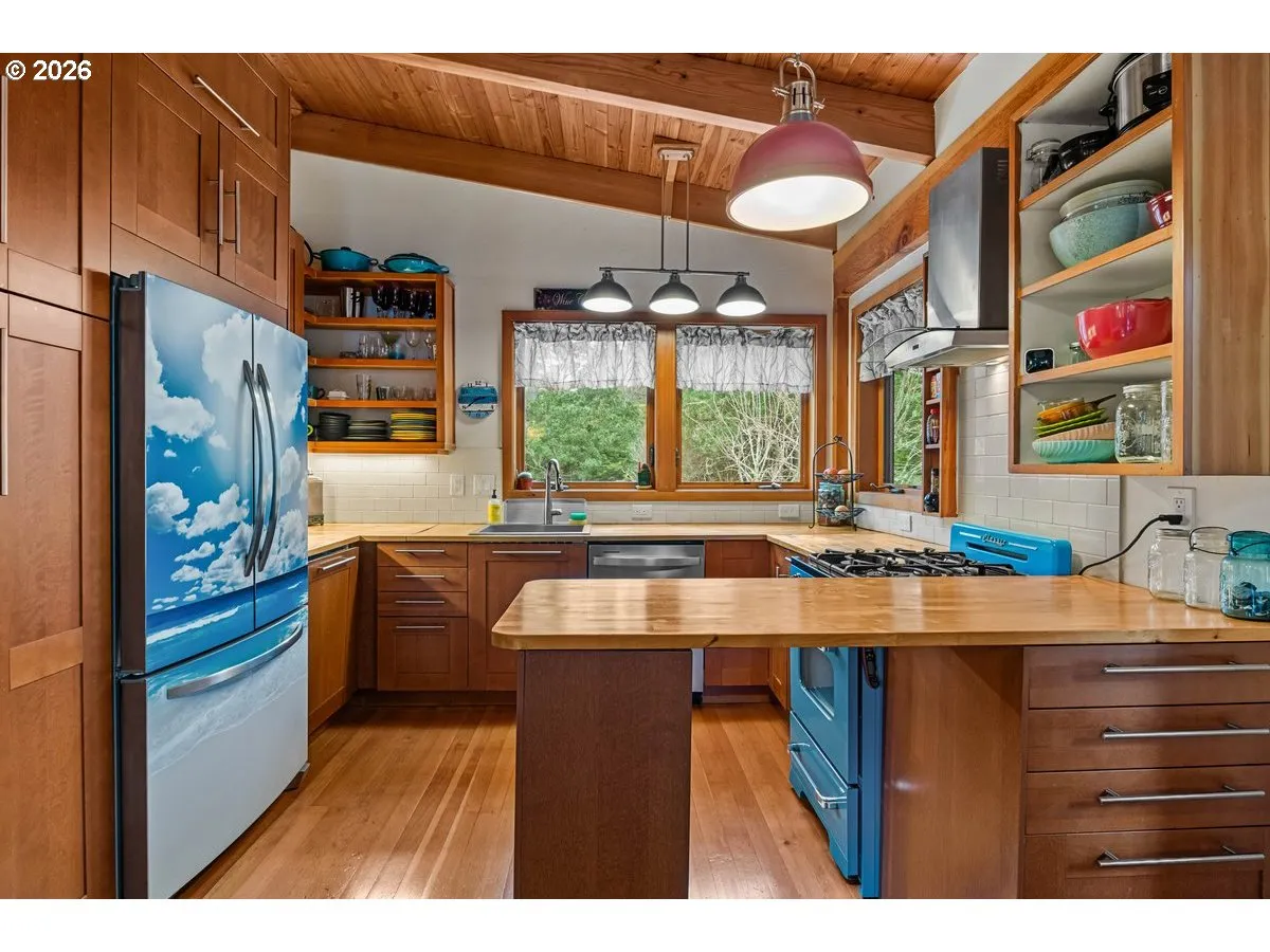 Kitchen-Breakfast Bar