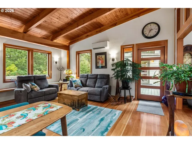 Living Room/Entrance