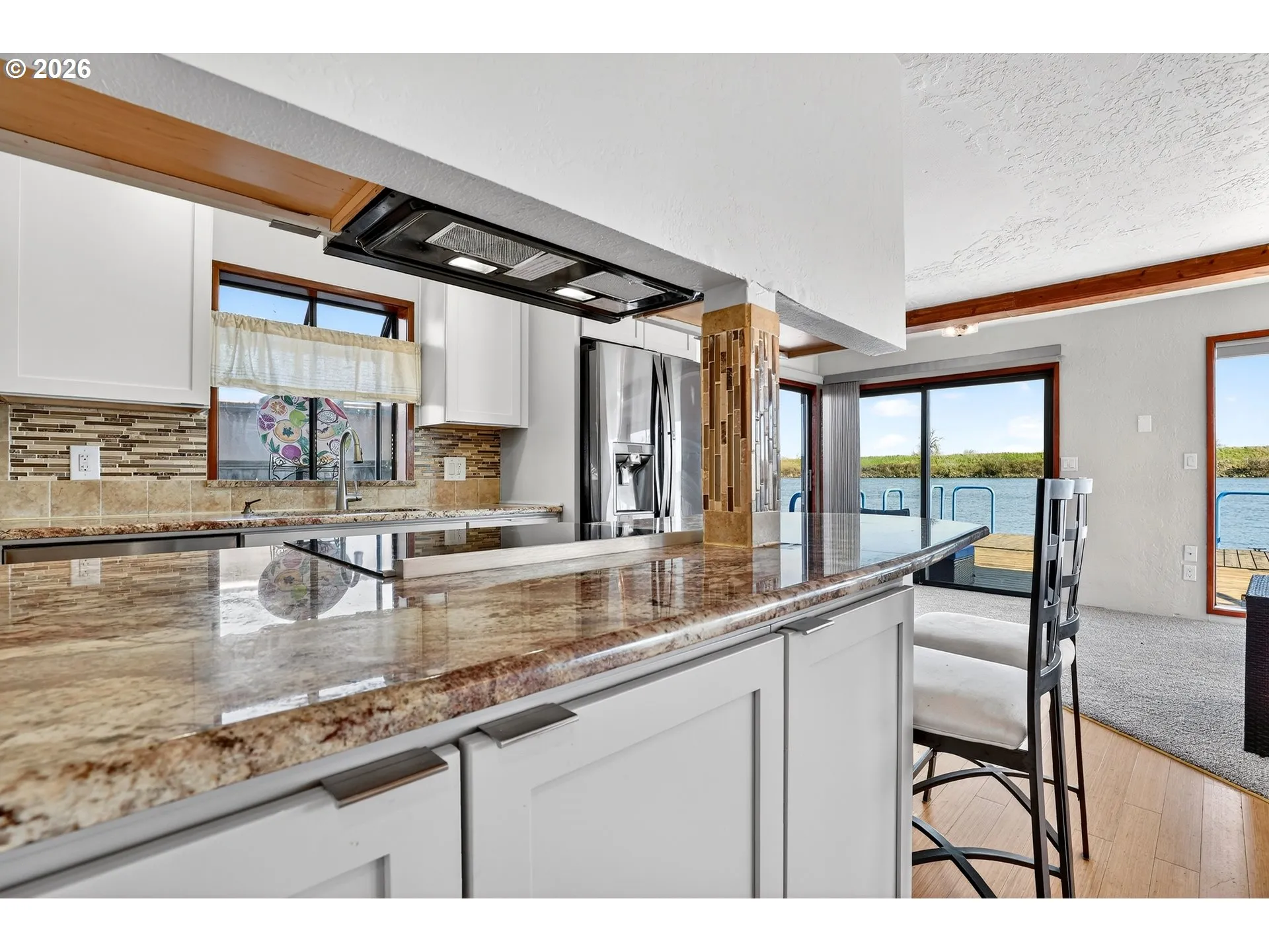 Kitchen-Breakfast Bar