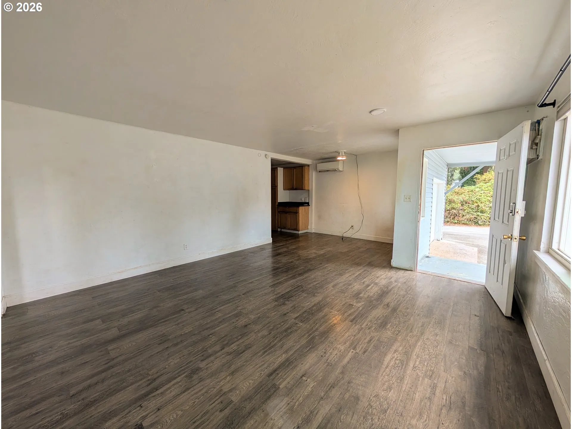Living Room/Entrance