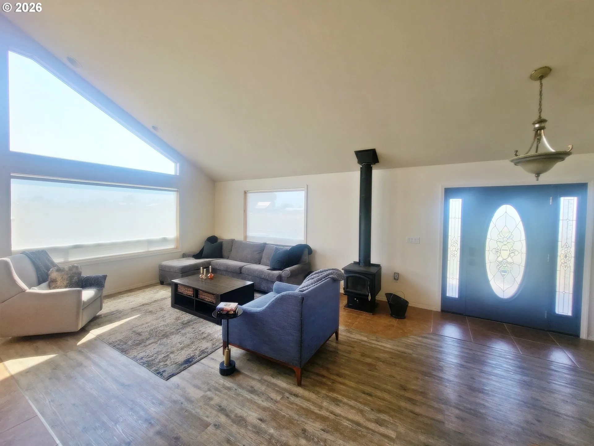 Living Room/Entrance