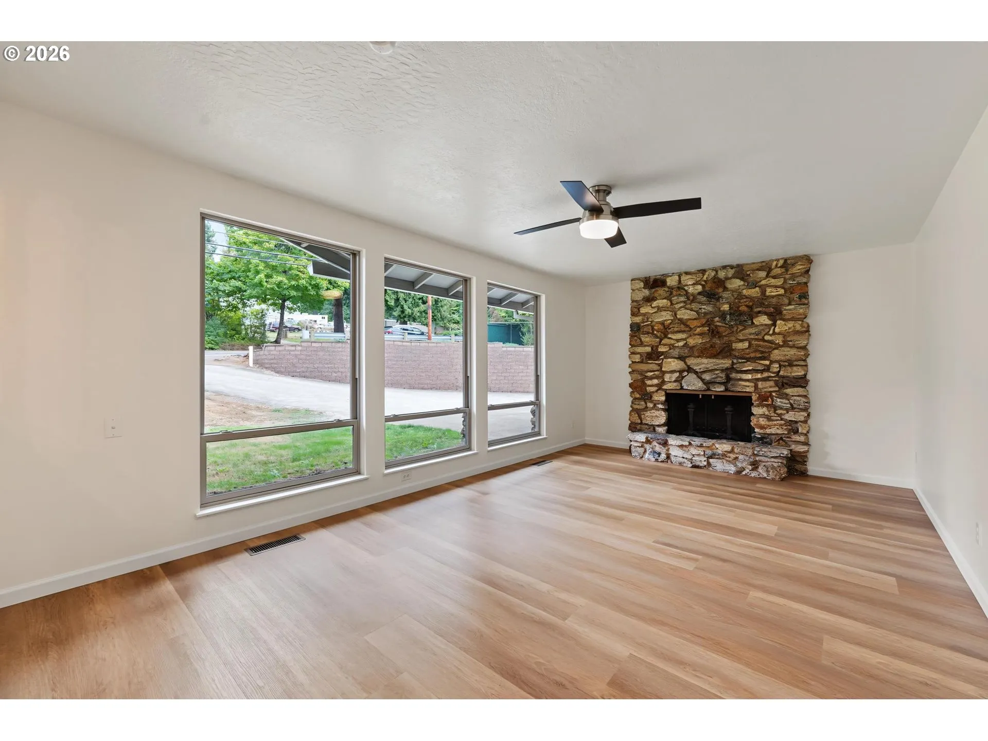 Living Room/Entrance