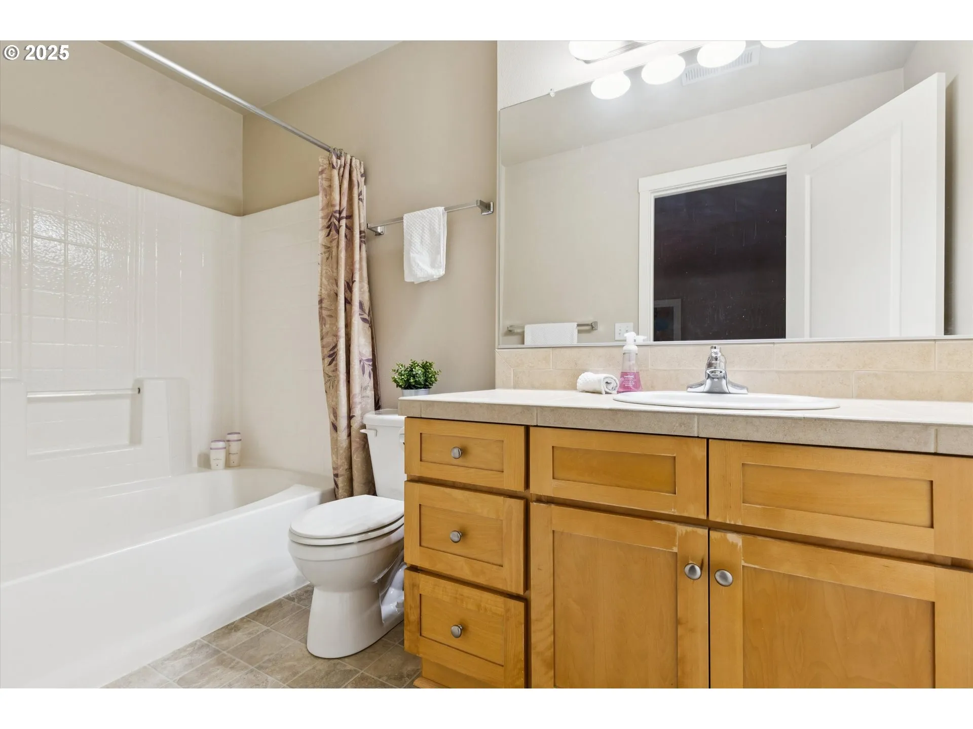 Bedroom-Full Bathroom