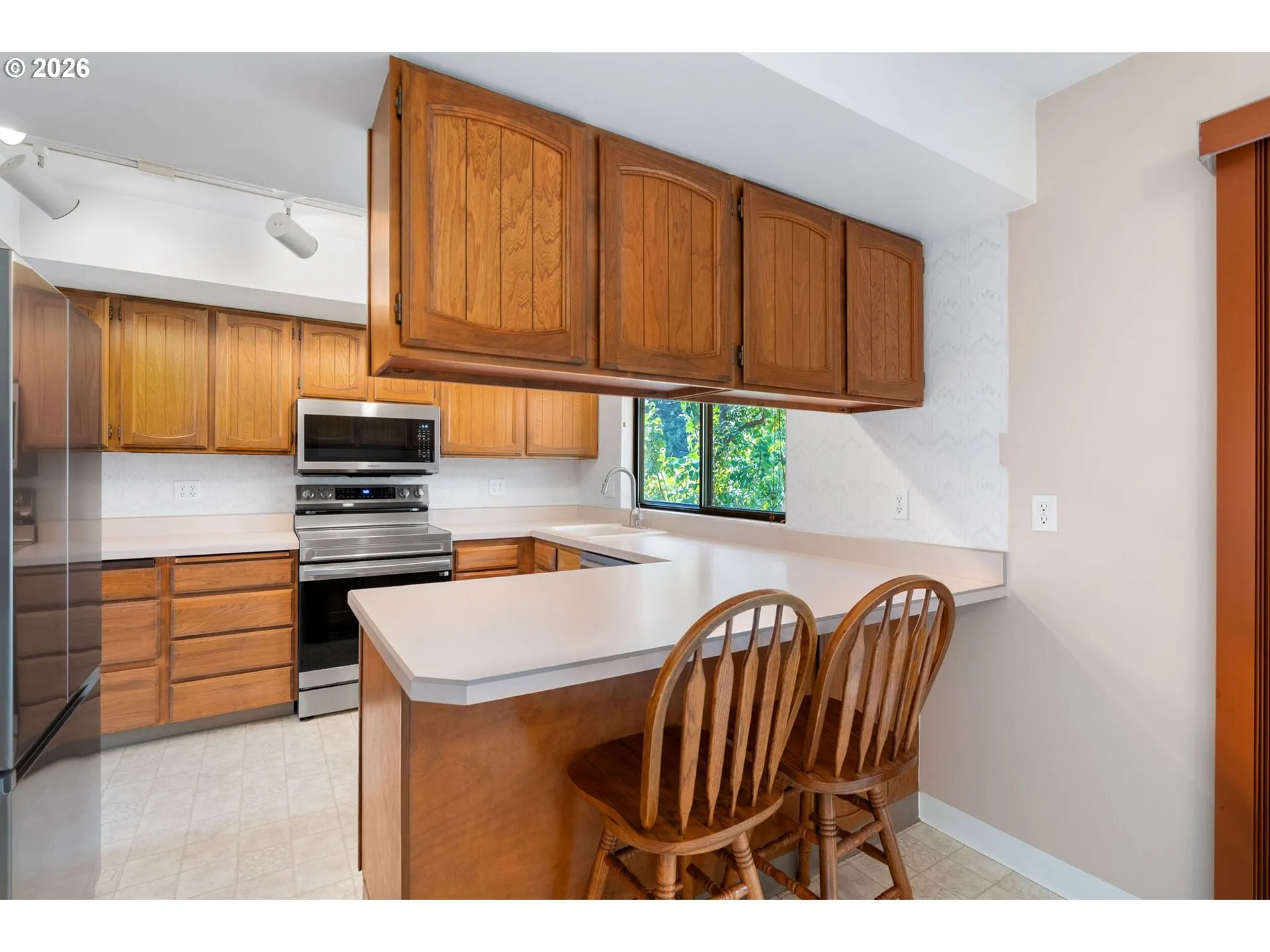 Kitchen-Breakfast Bar