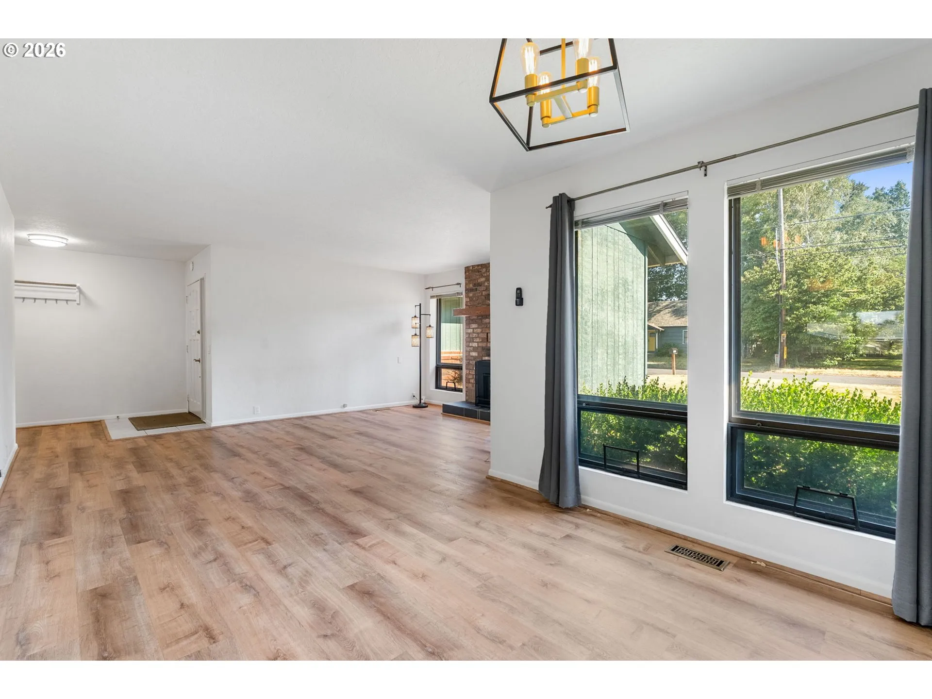 Living Room/Entrance