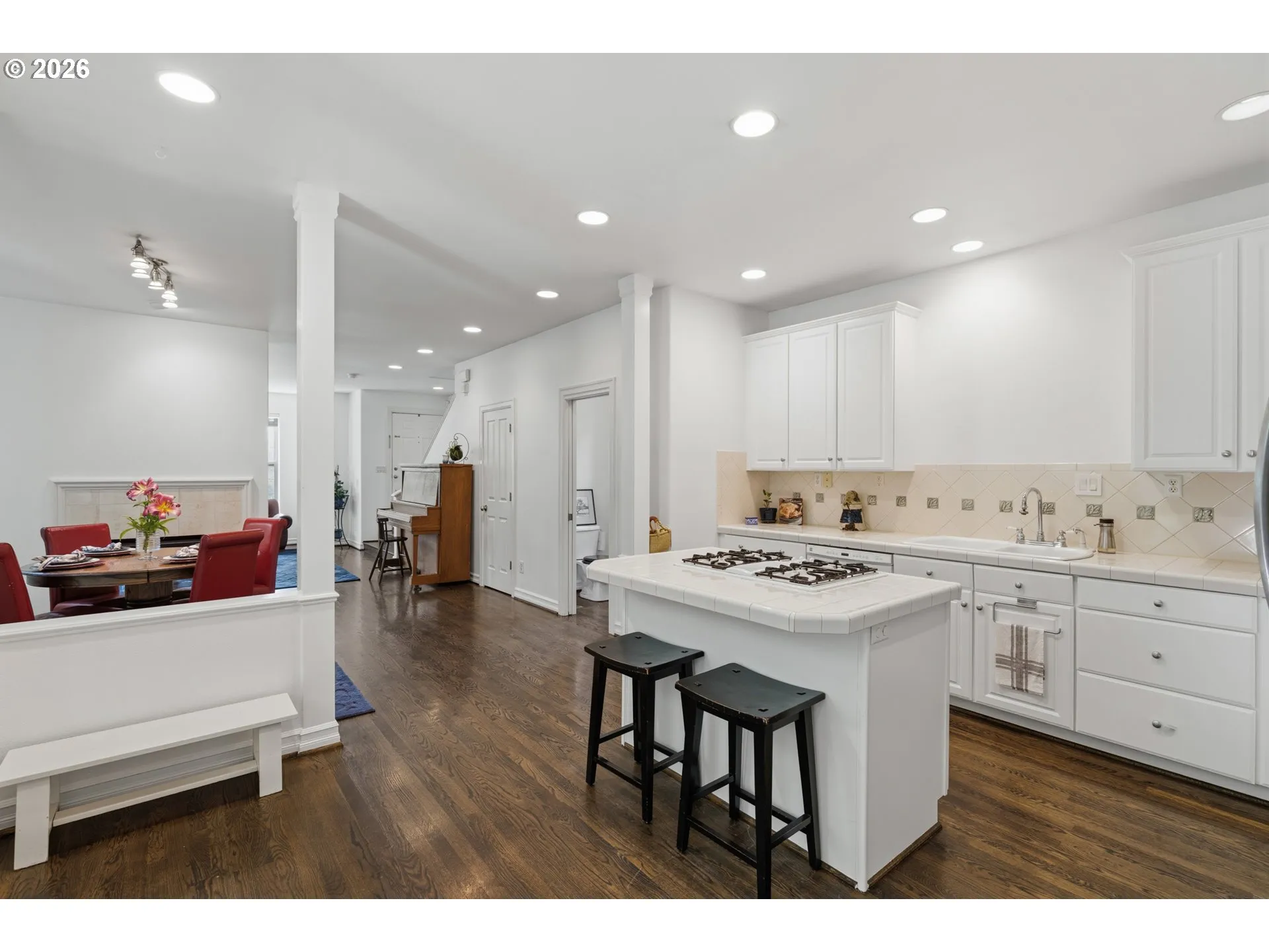 Kitchen-Breakfast Bar