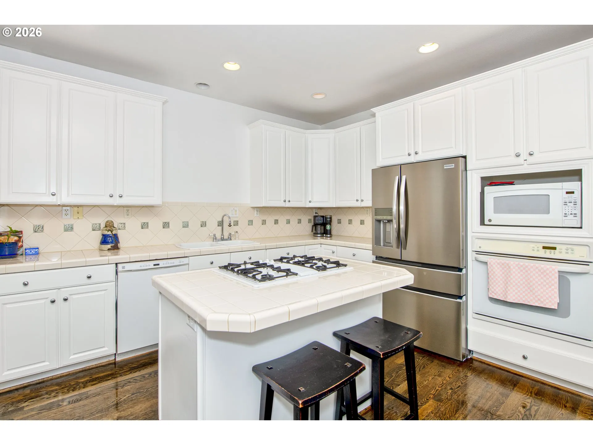 Kitchen-Breakfast Bar