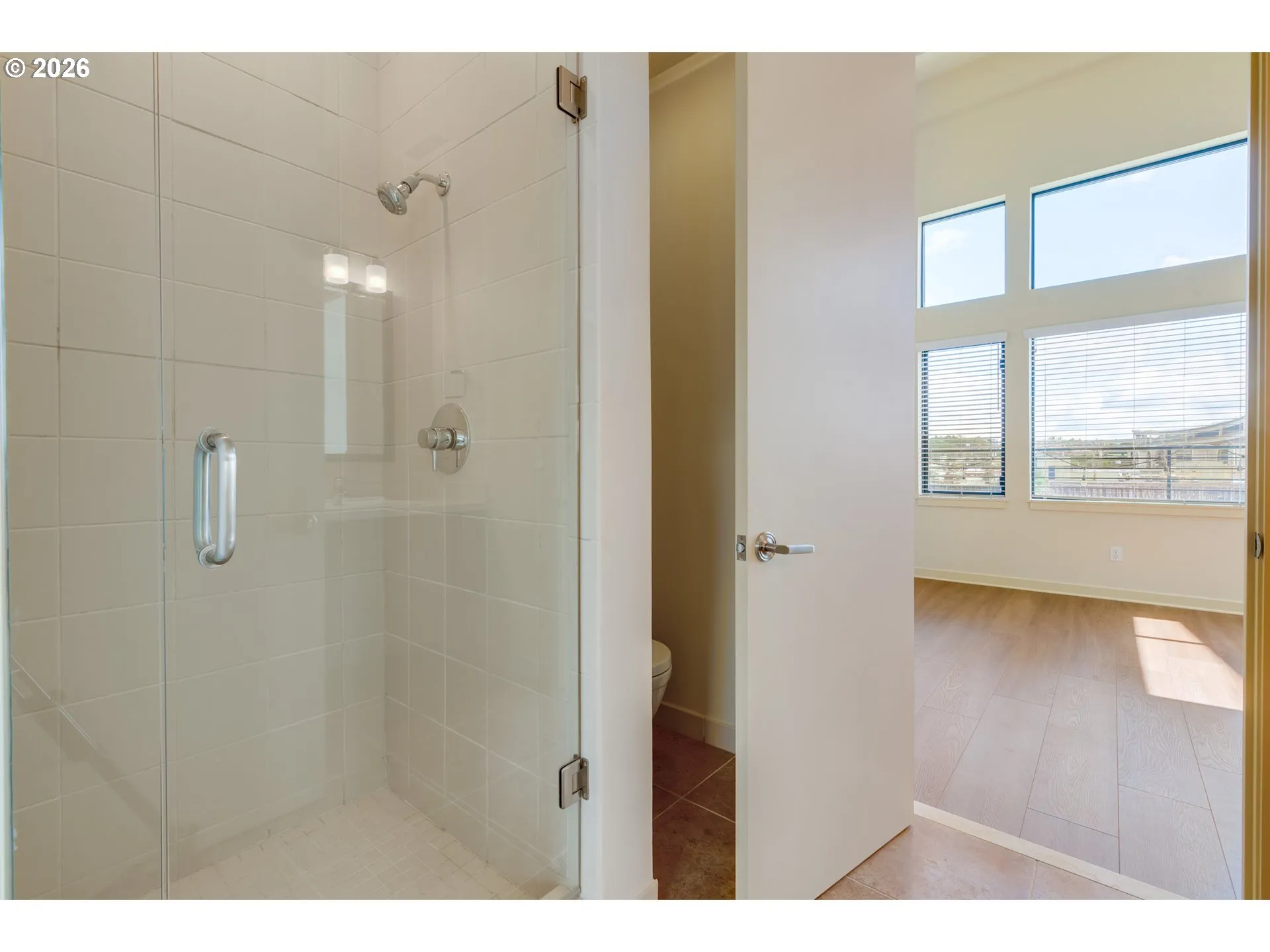 Bathroom, Continental-Upper