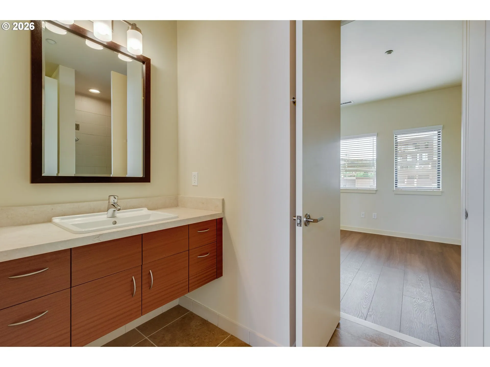 Bathroom, Continental-Upper