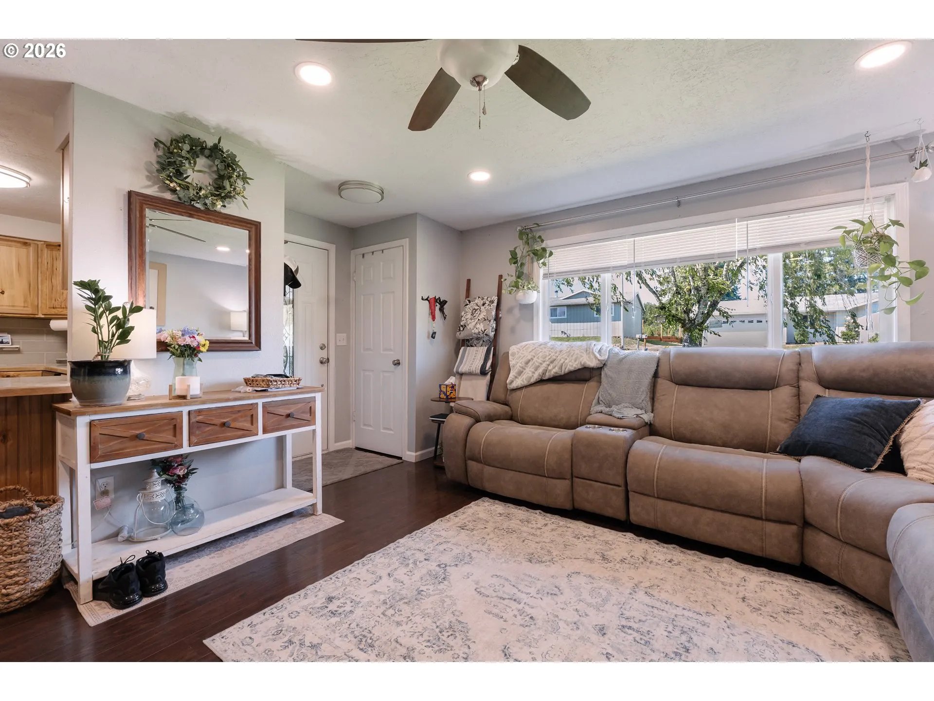 Living Room/Entrance