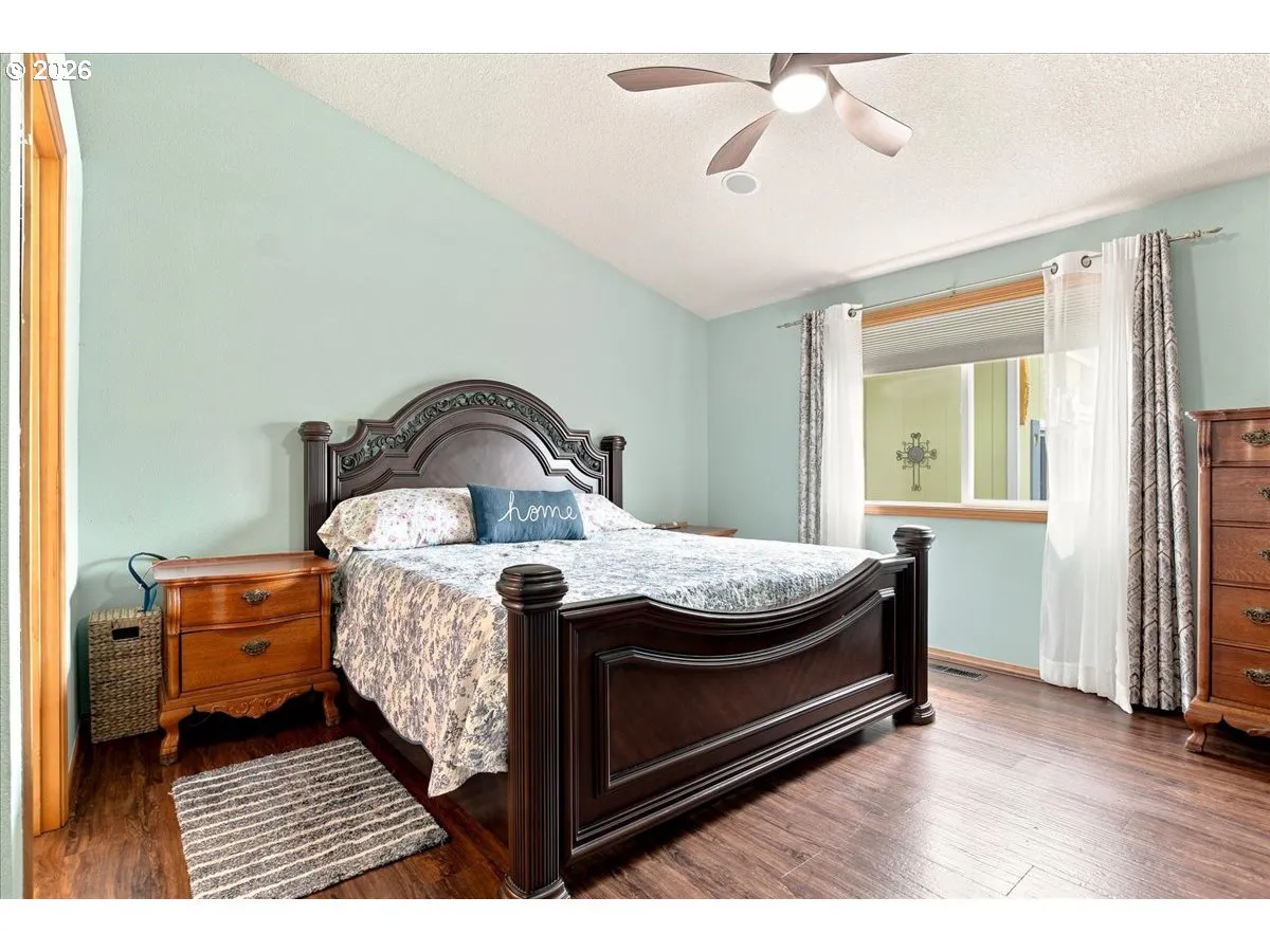 Bedroom, Owner's Suite-Vaulted Ceilings