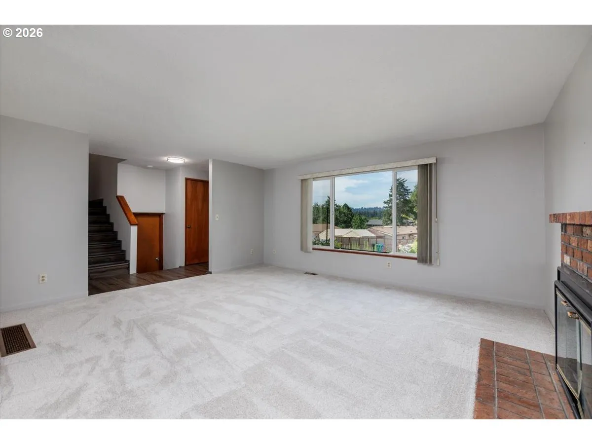 Living Room/Entrance