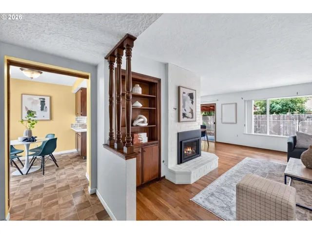 Living Room/Entrance