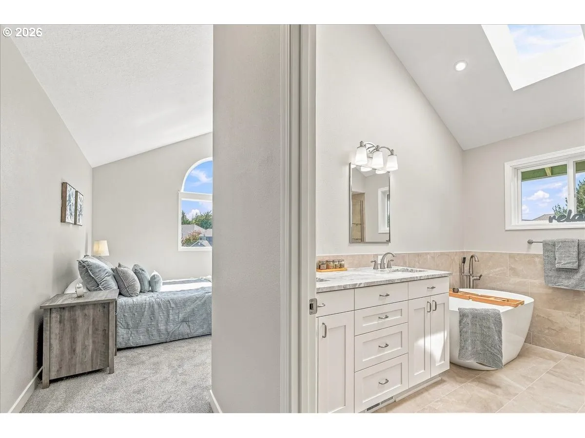 Bedroom, Owner's Suite-Vaulted Ceilings