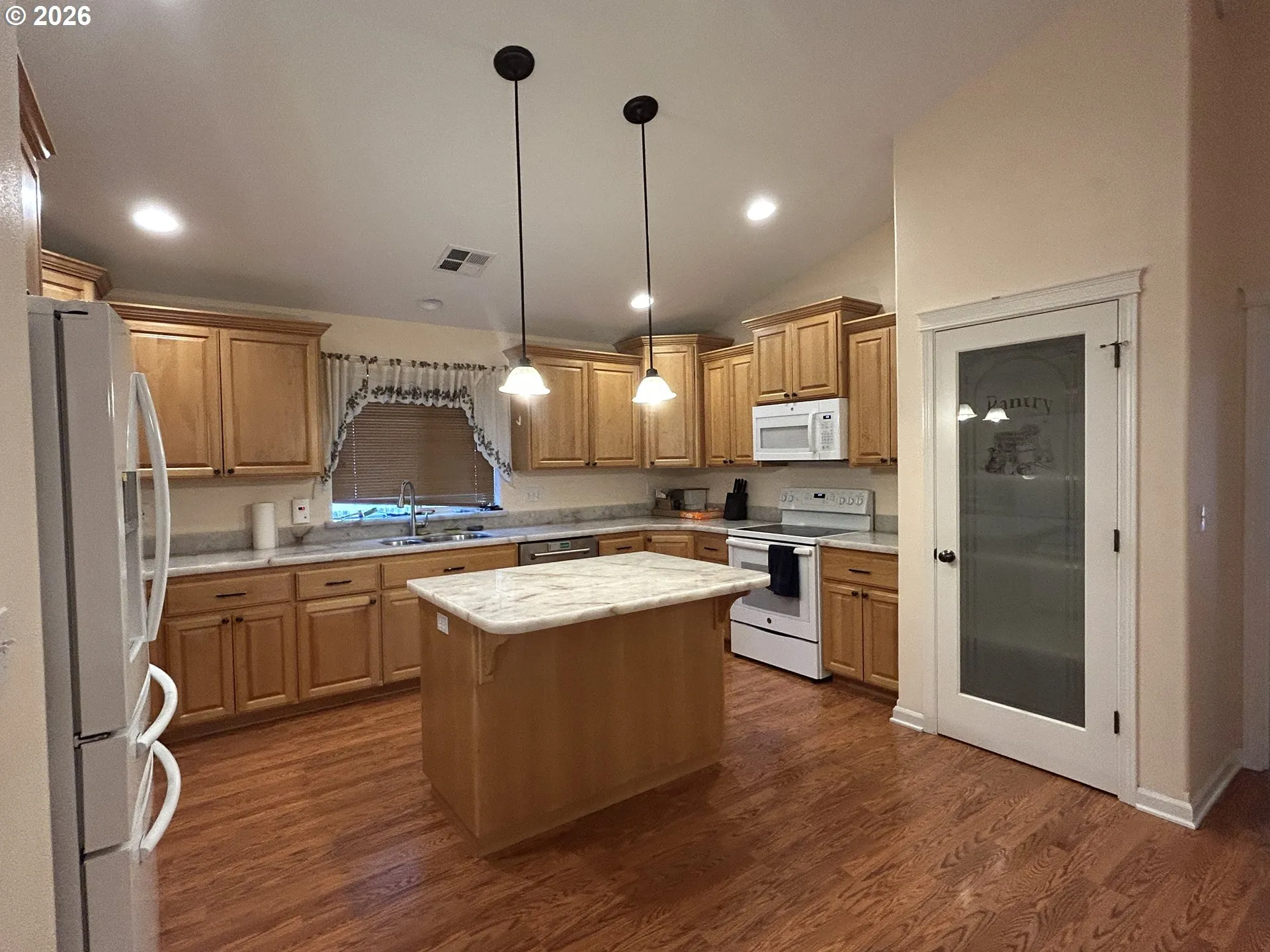 Kitchen-Breakfast Bar