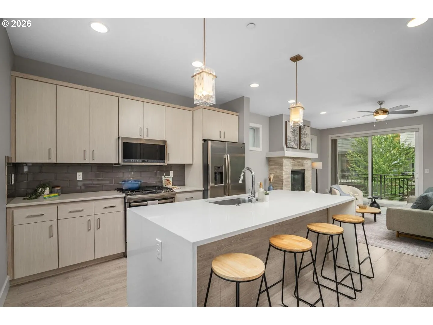 Kitchen-Breakfast Bar