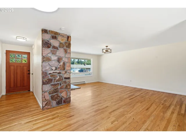 Living Room/Entrance