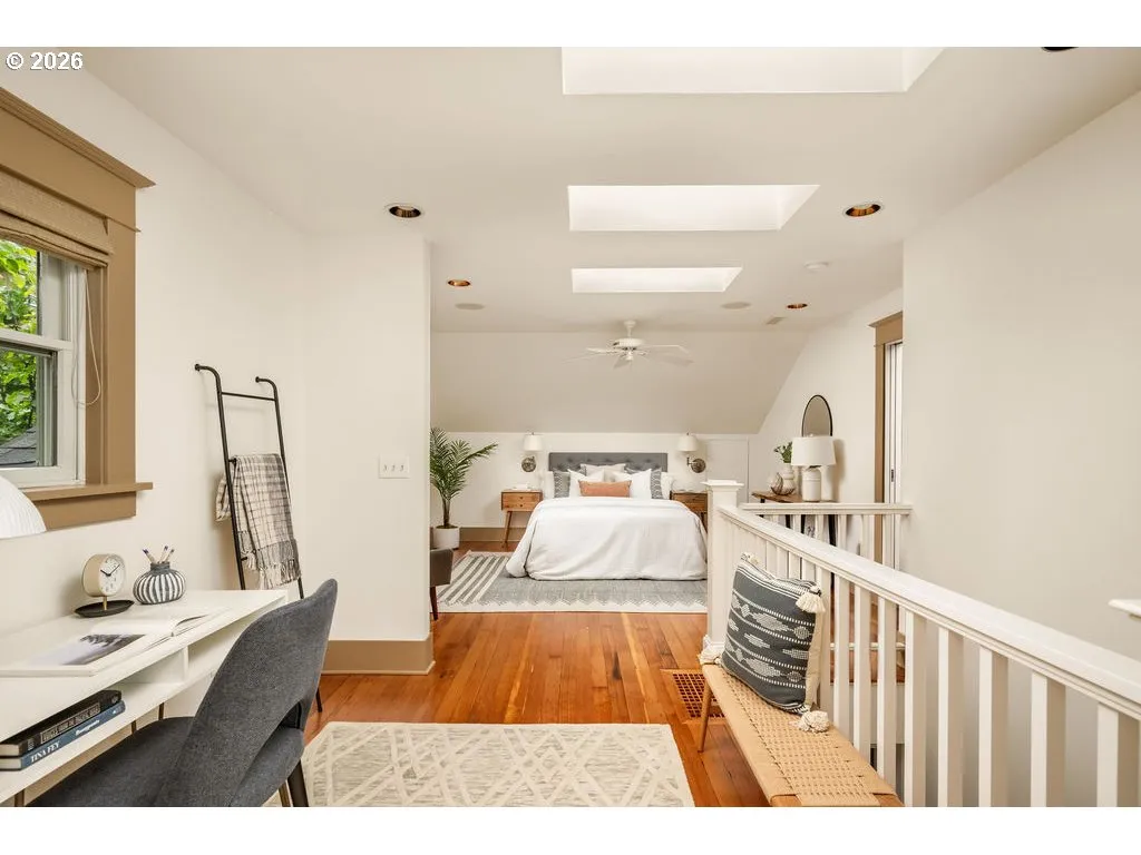 Bedroom, Primary-Skylight