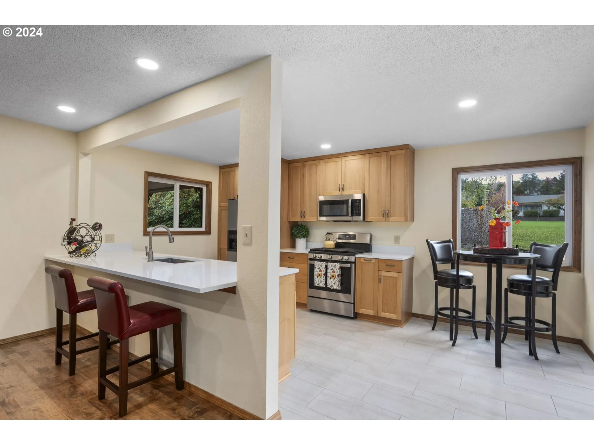 Kitchen-Breakfast Bar