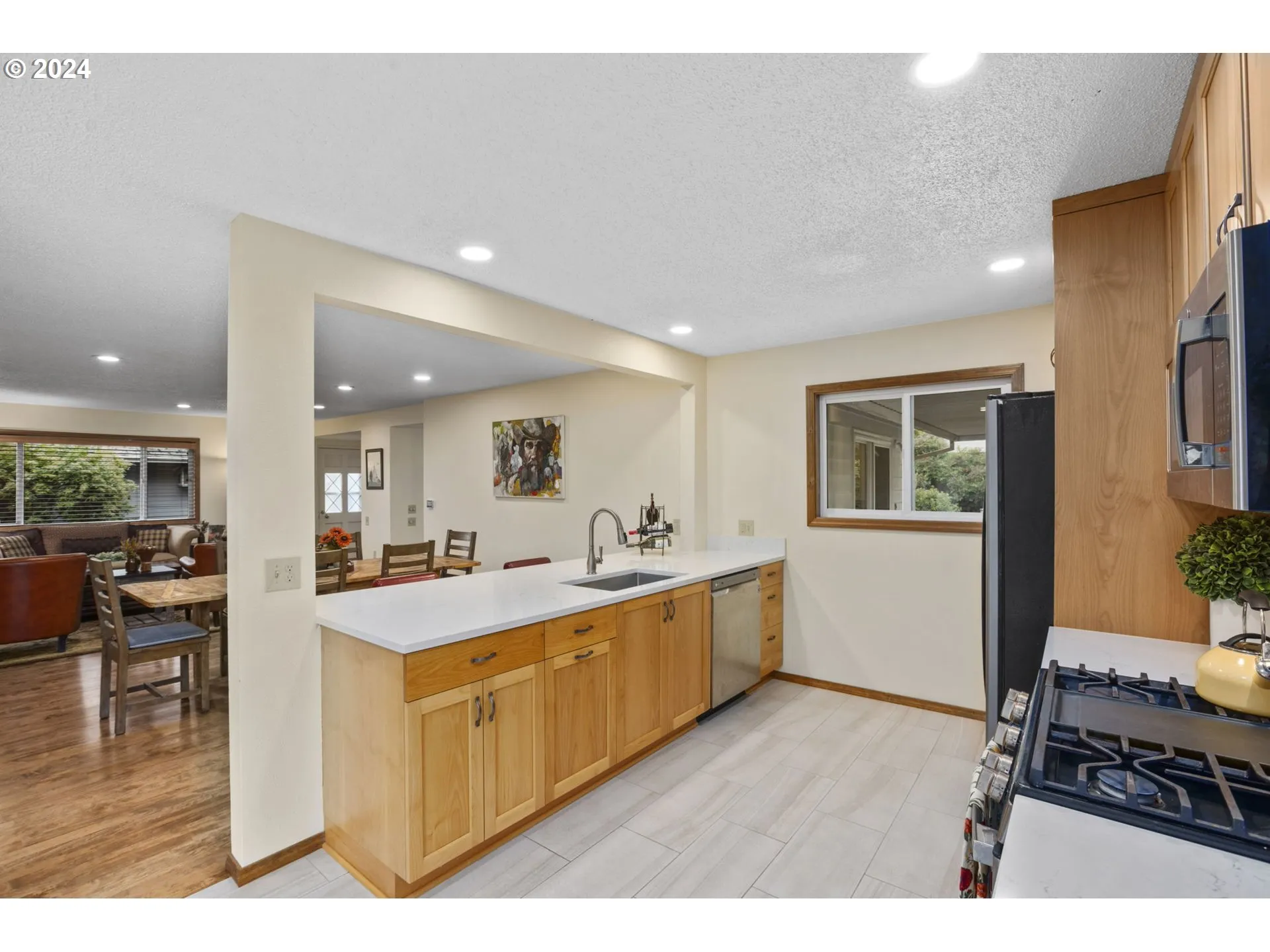 Kitchen-Breakfast Bar