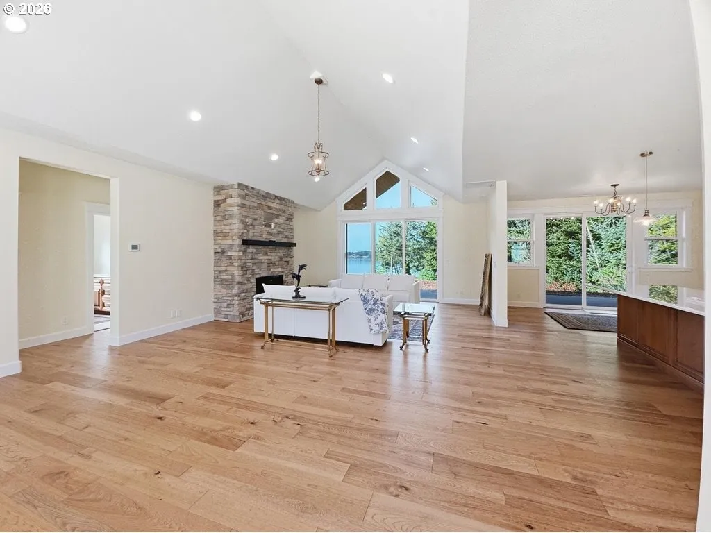 Living Room/Entrance