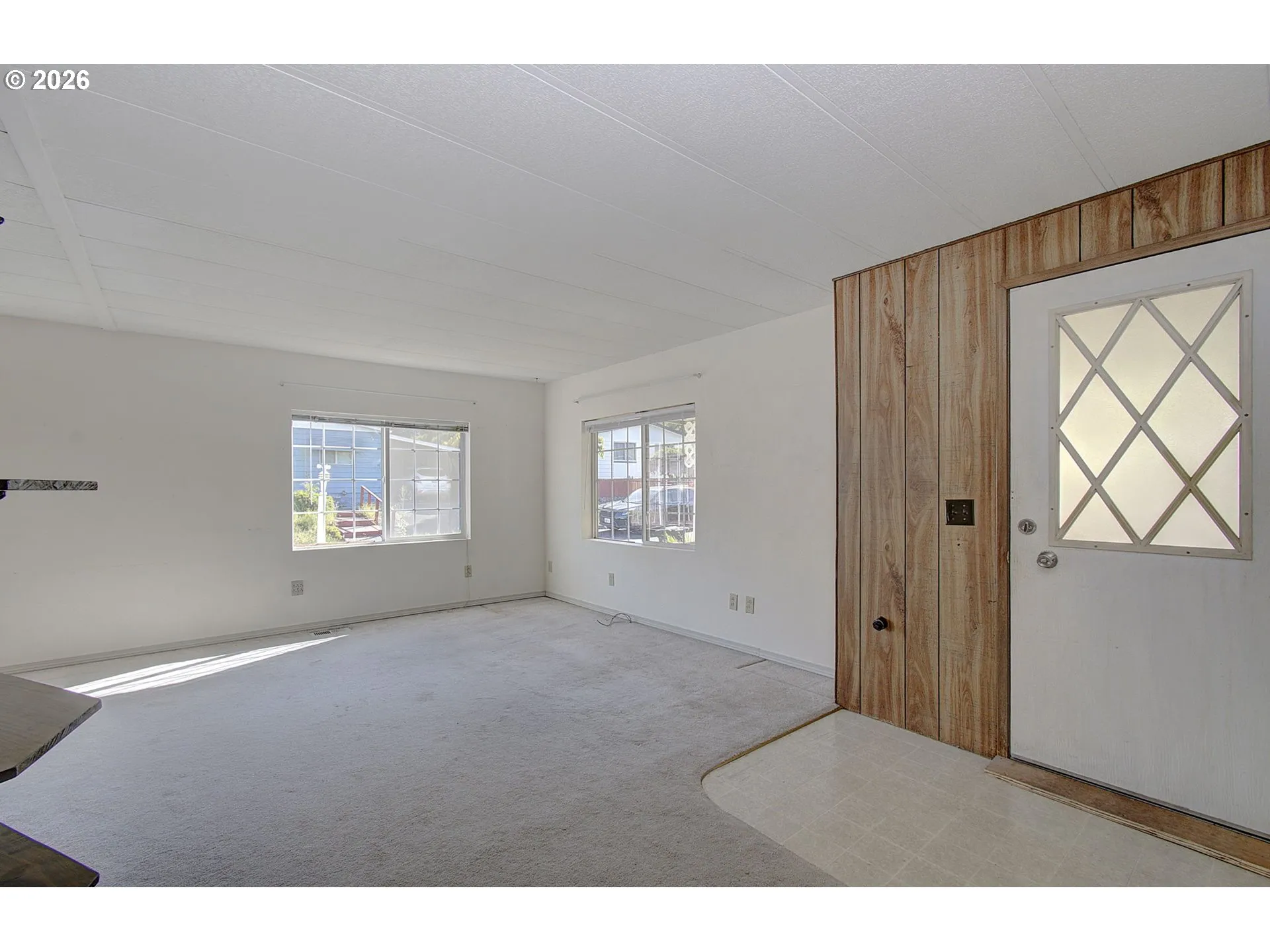 Living Room/Entrance