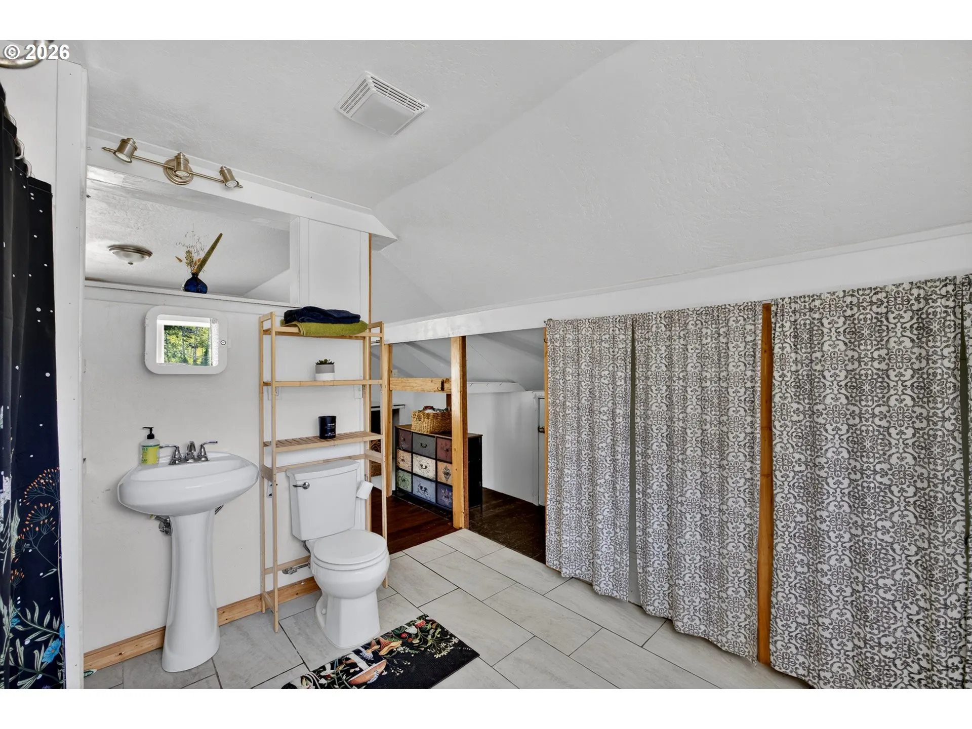 Bathroom, Attached-Upper