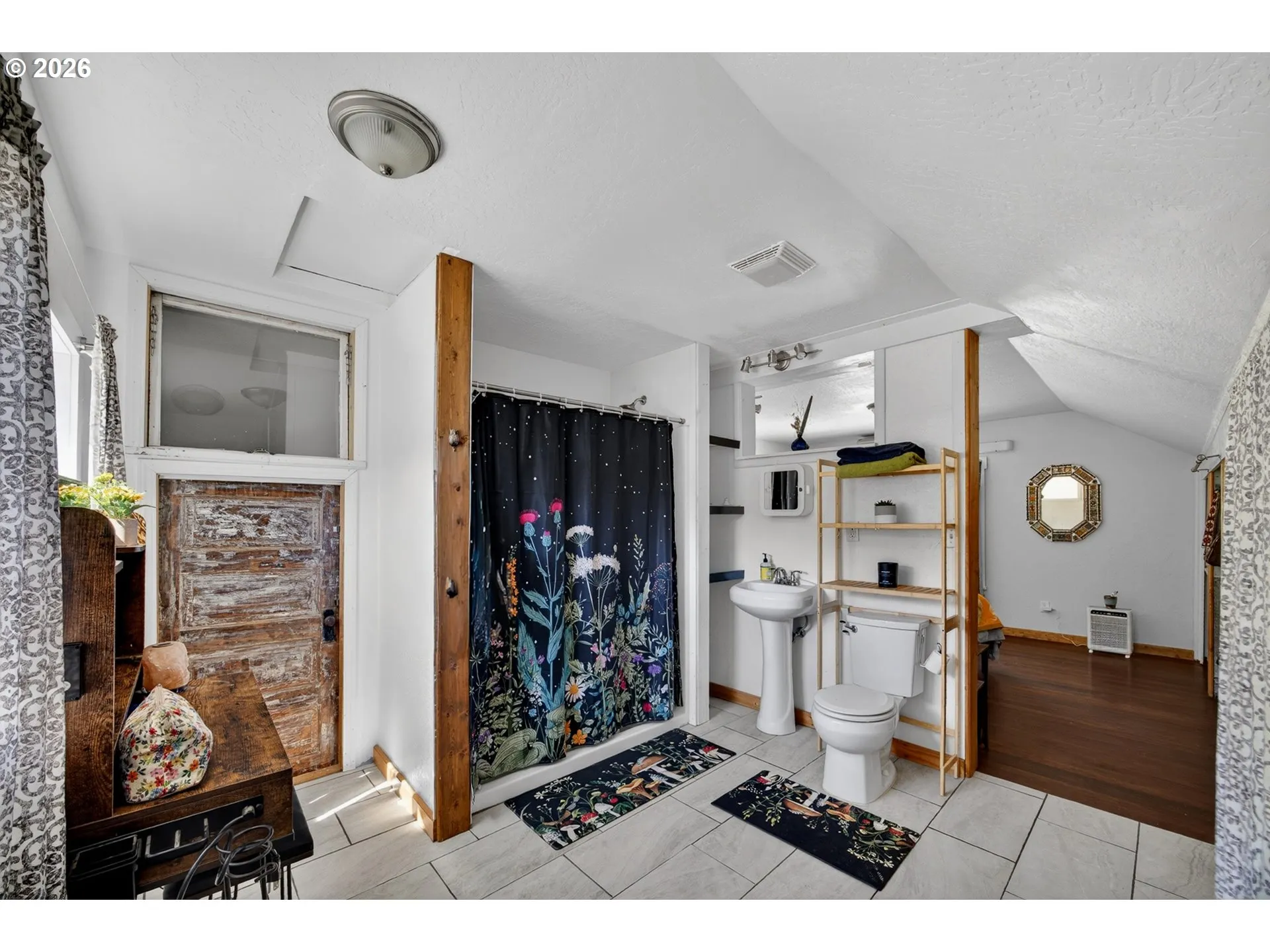 Bathroom, Attached-Upper