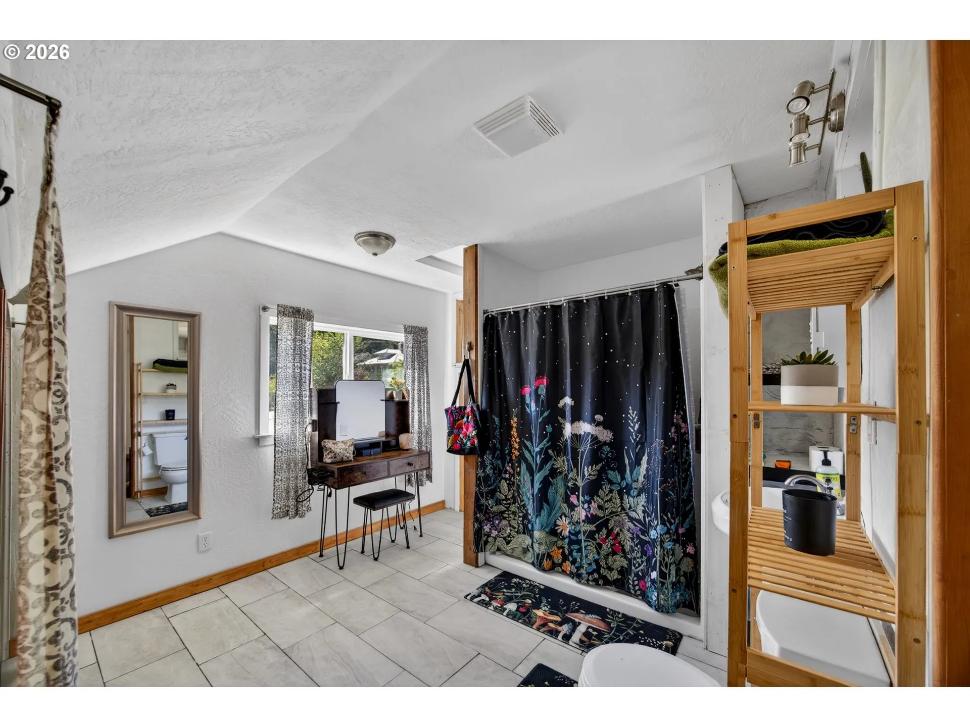 Bathroom, Attached-Upper