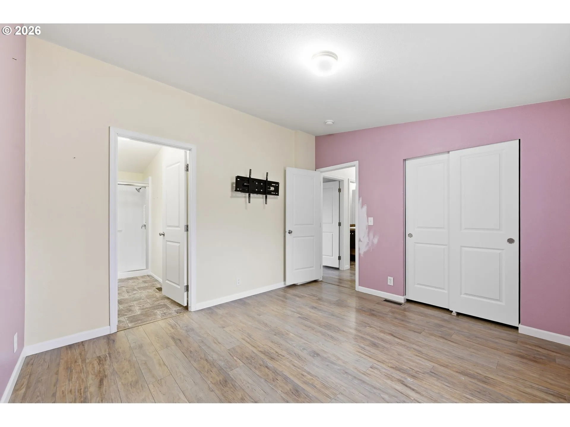 Bedroom, Owner's Suite-Vaulted Ceilings