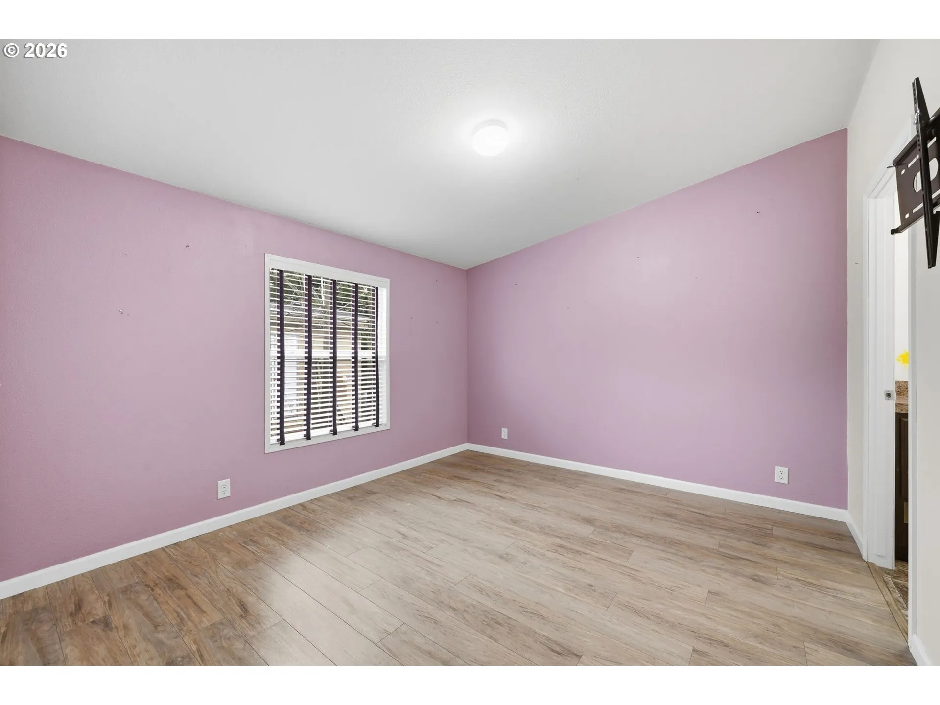 Bedroom, Owner's Suite-Vaulted Ceilings