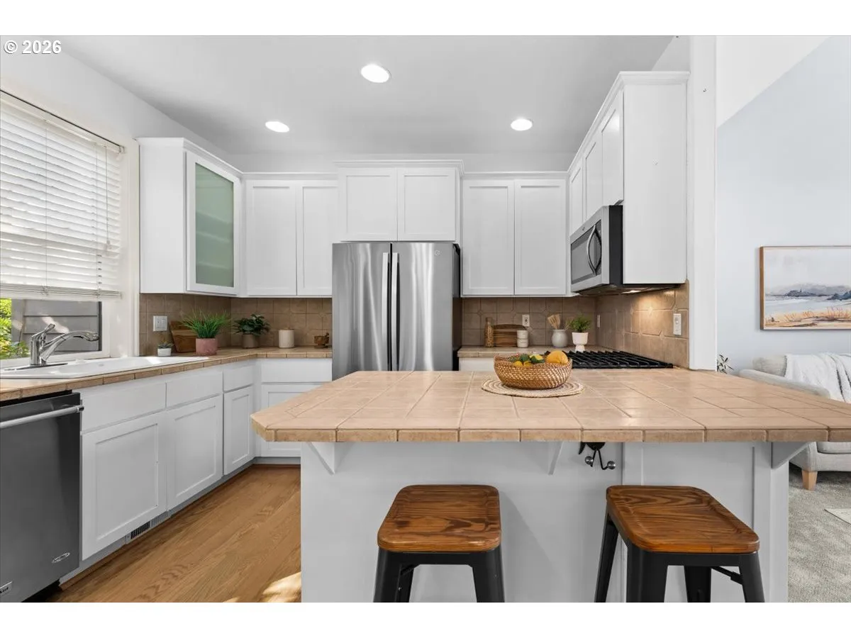Kitchen-Breakfast Bar