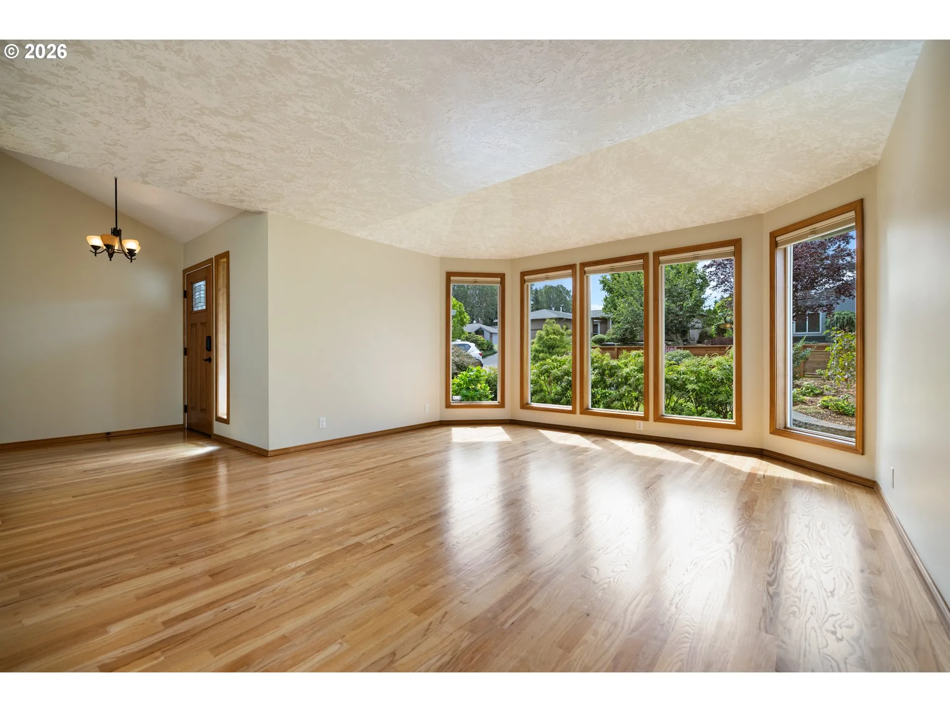 Living Room/Entrance