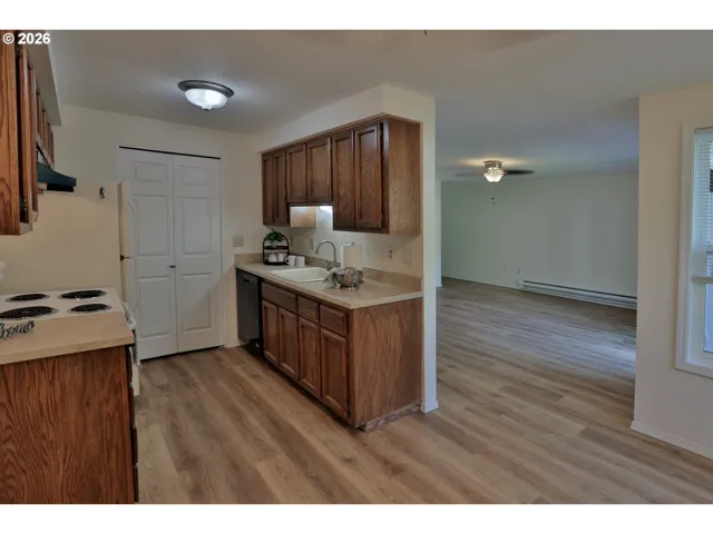 Kitchen-Eating Area