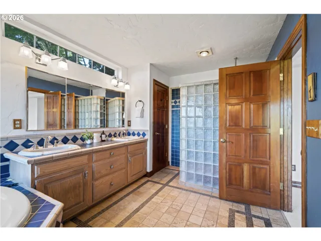 Bathroom-Walk in Shower