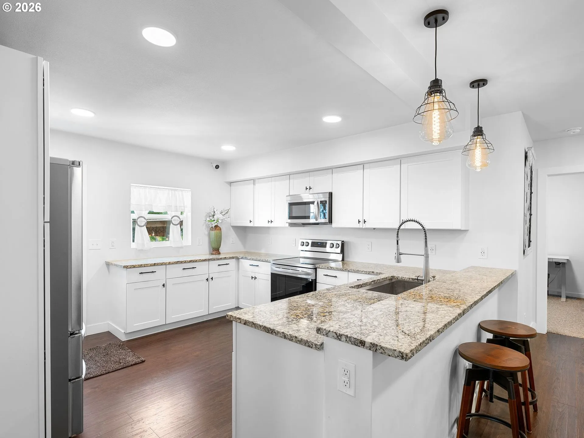 Kitchen-Breakfast Bar