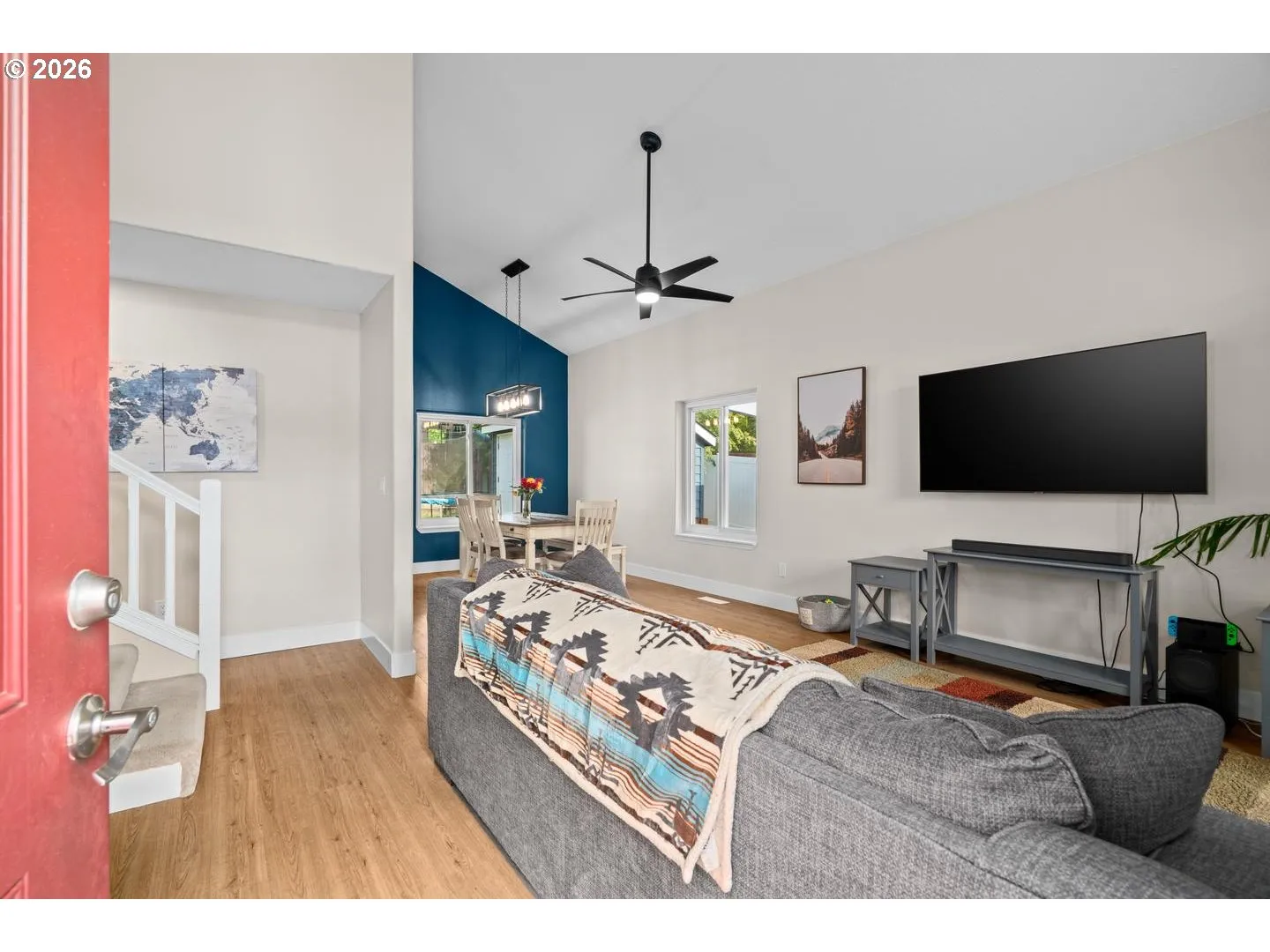 Living Room/Entrance
