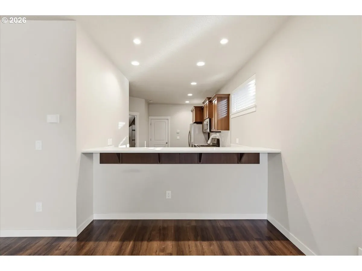 Kitchen-Breakfast Bar