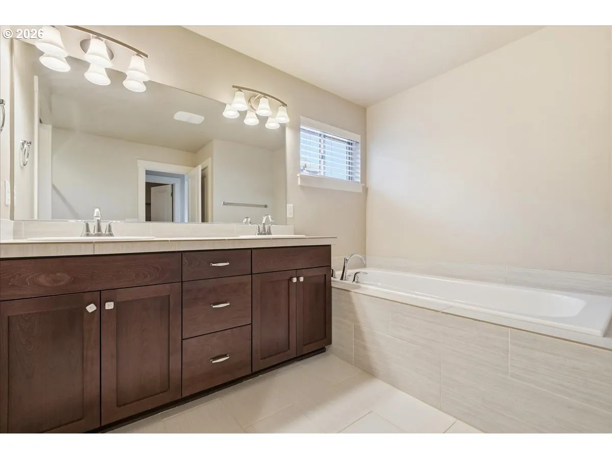 Bathroom, Attached-Garden Tub