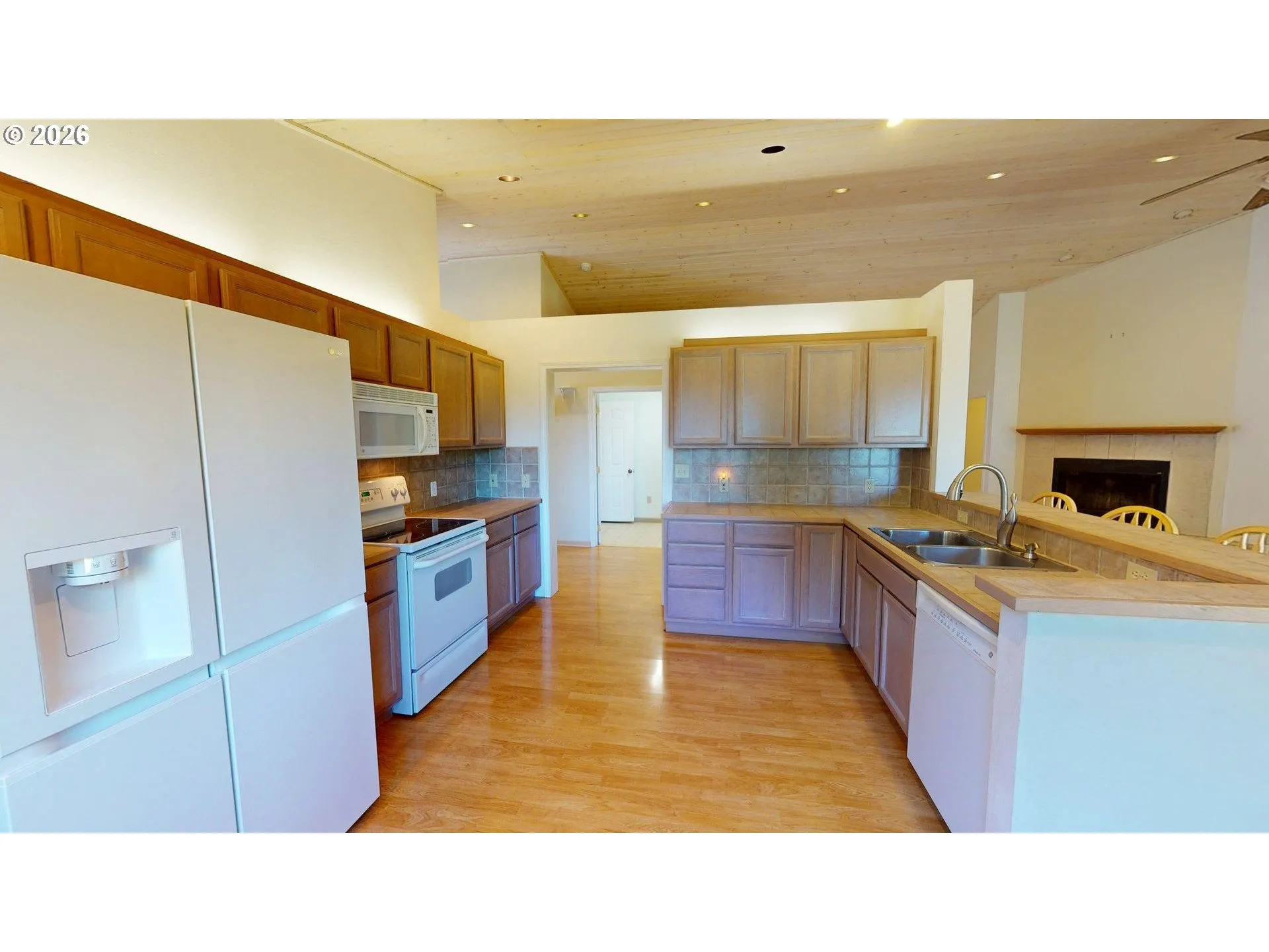 Kitchen-Breakfast Bar