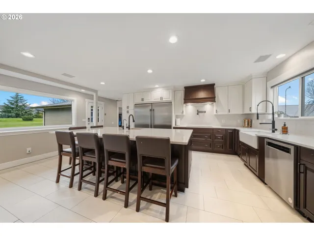 Kitchen-Breakfast Bar