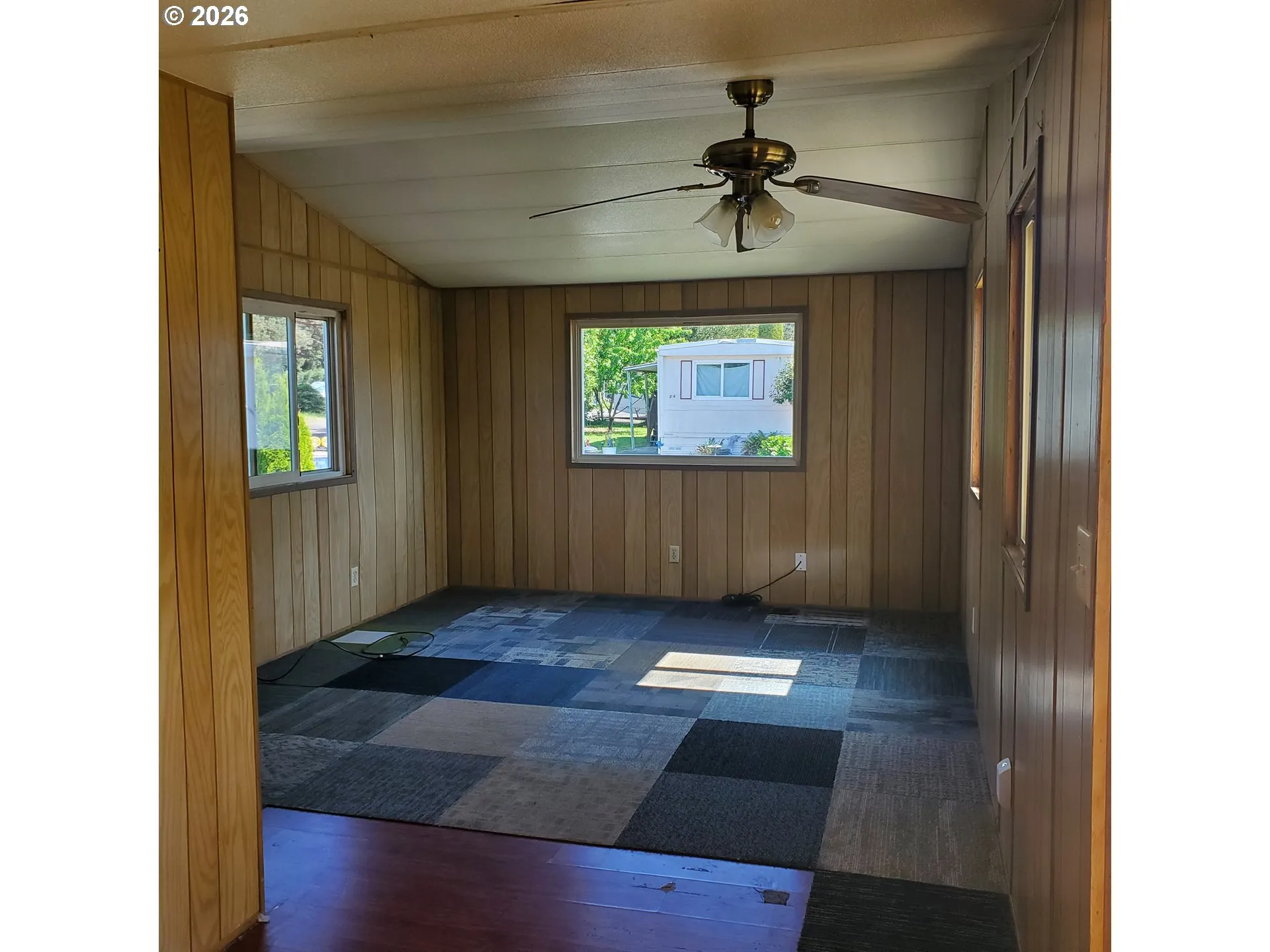 Living Room/Entrance