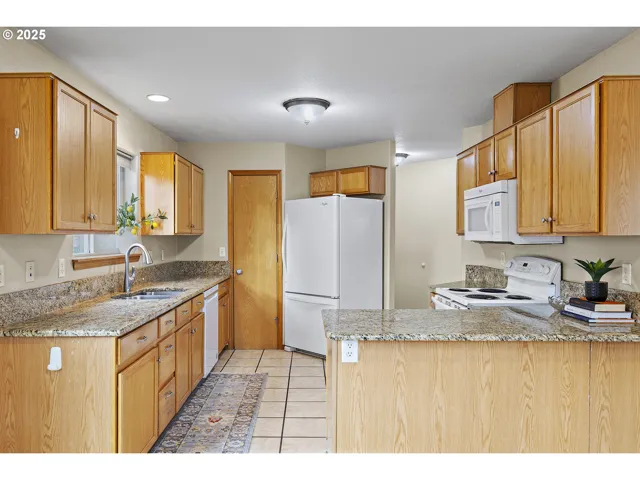 Kitchen-Breakfast Bar
