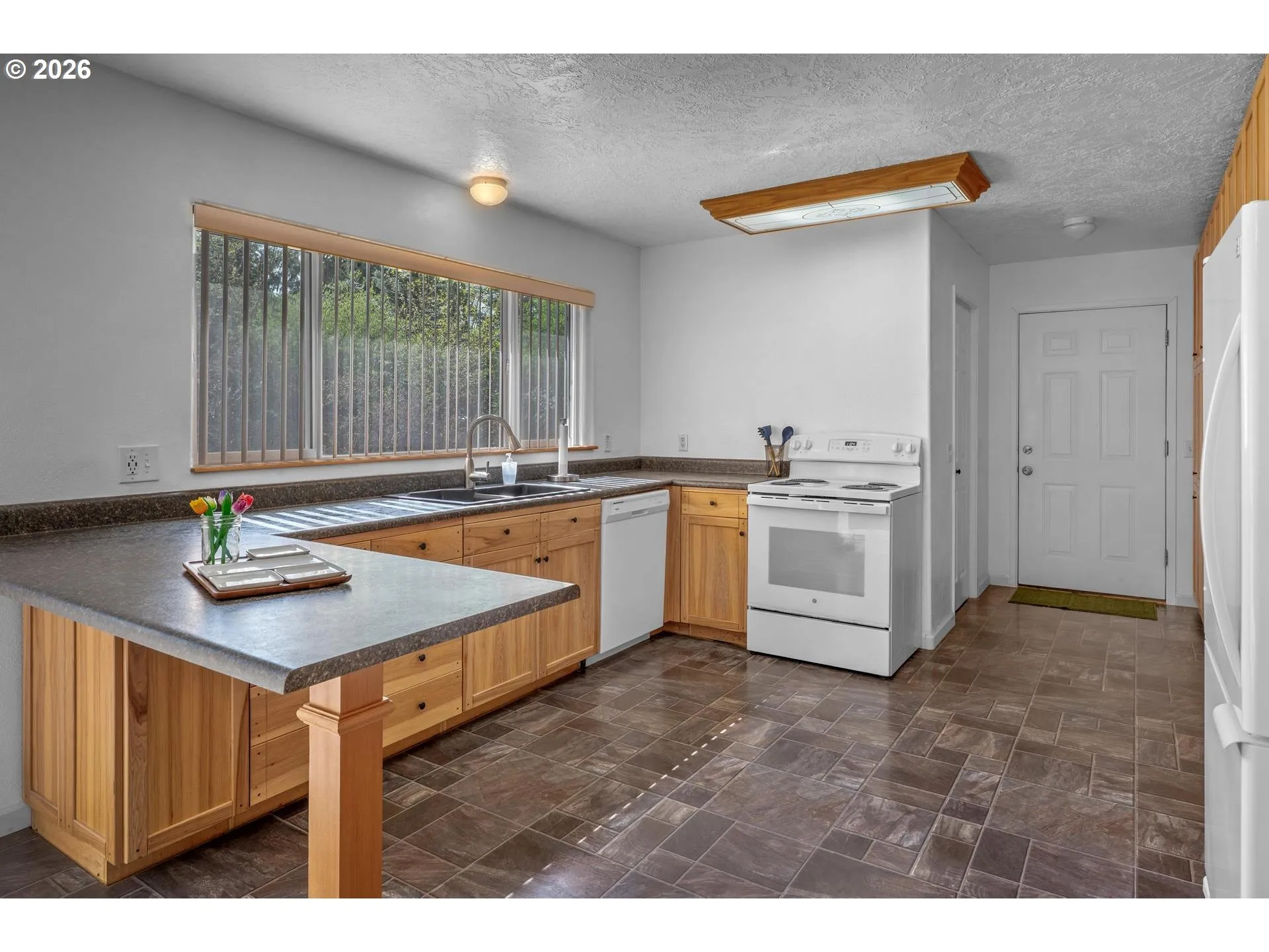 Kitchen-Breakfast Bar