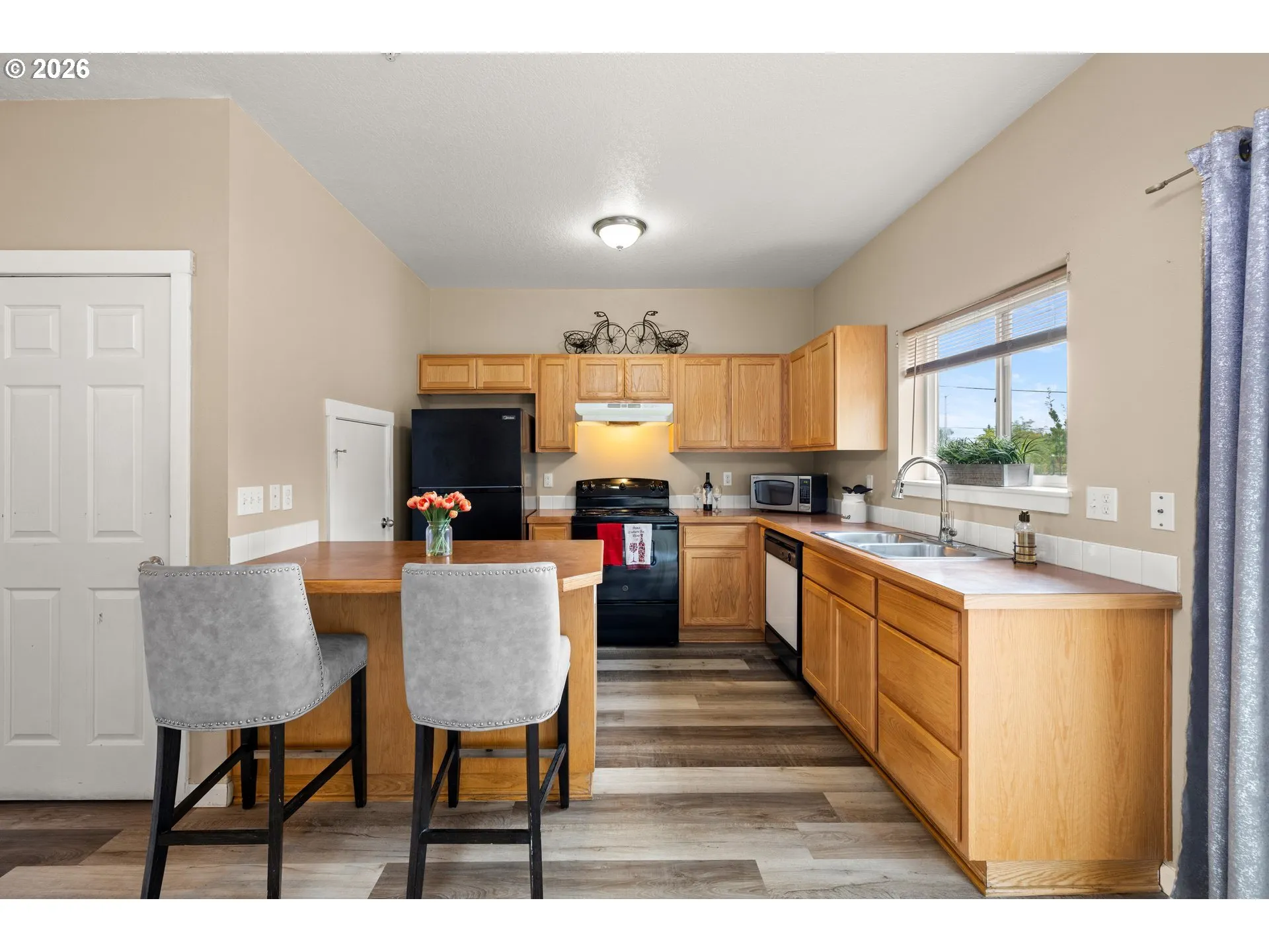 Kitchen-Breakfast Bar