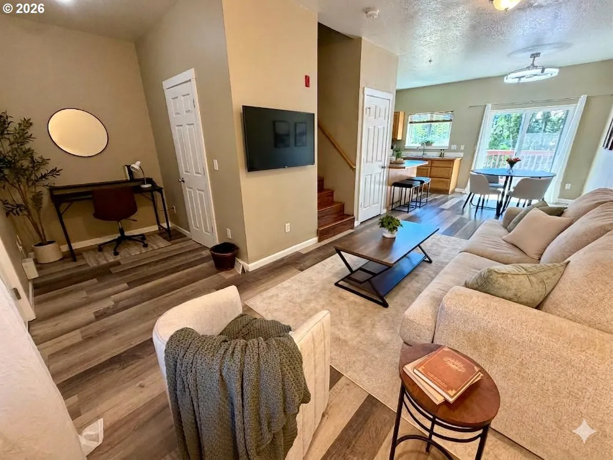 Living Room/Entrance