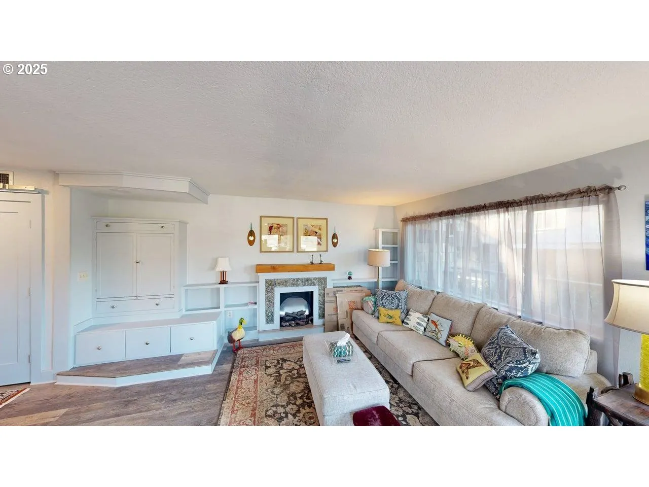 Living Room-Fireplace