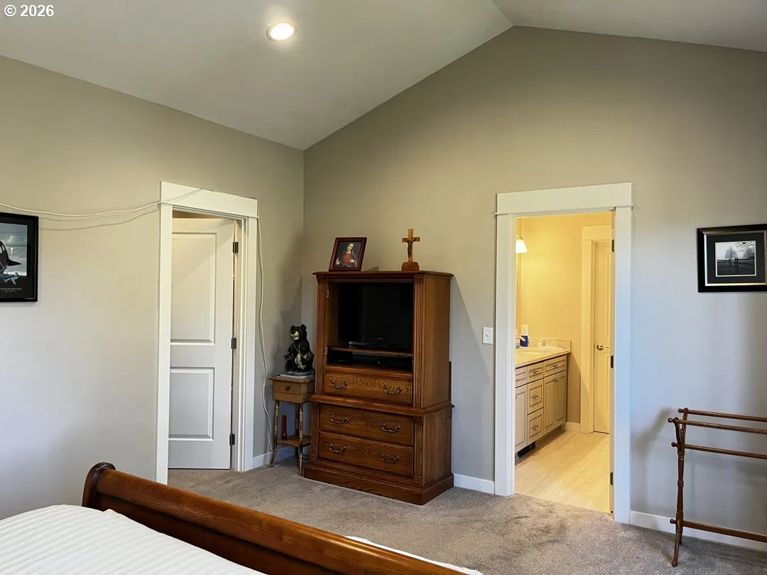 Bedroom, Owner's Suite-Vaulted Ceilings