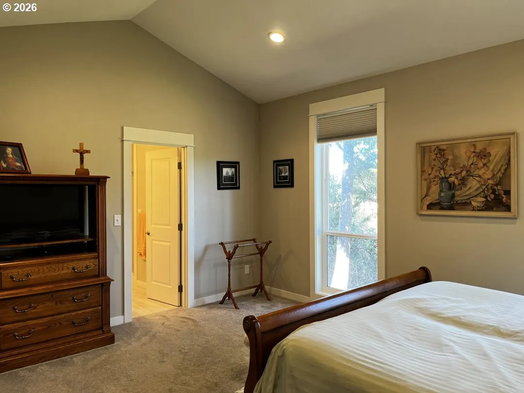 Bedroom, Owner's Suite-Vaulted Ceilings