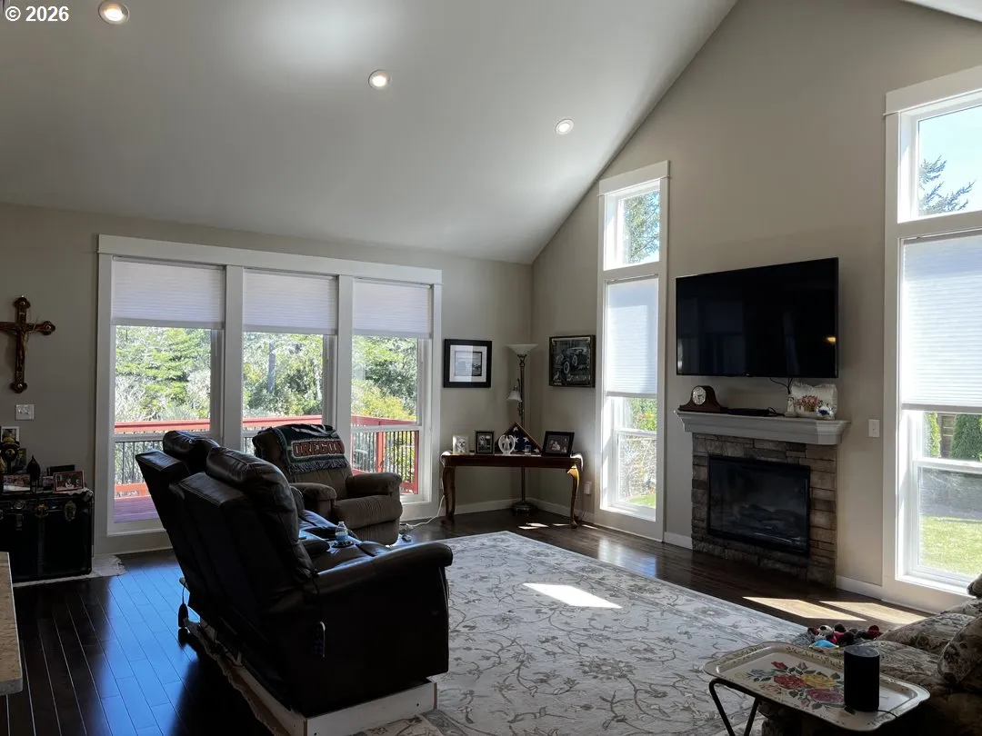 Living Room-Vaulted Ceilings